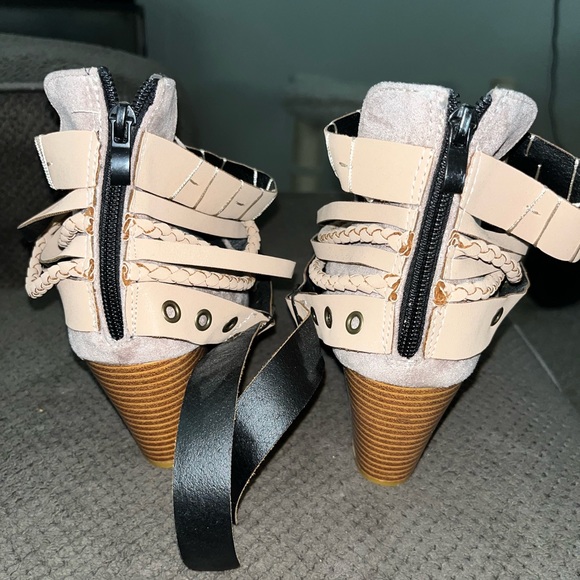 🧨NWOT size 7 booties - Picture 2 of 4